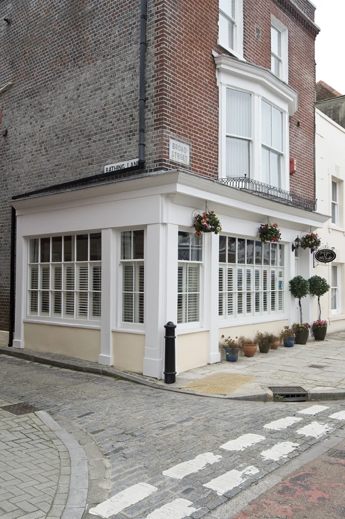 Why Cafe Shutters Are Popular?